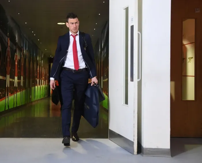 Framed Print : Arsenal's Laurent Koscielny Heads to the Changing Room Before Arsenal v Manchester City, Premier League 2017-18 Framed Print : Arsenal's Laurent Koscielny Heads to the Changing Room Before Arsenal v Manchester City, Premier League 2017-18