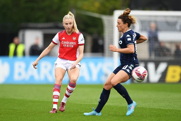 Arsenal's Leah Williamson in Action: Passing the Ball during FA WSL Match