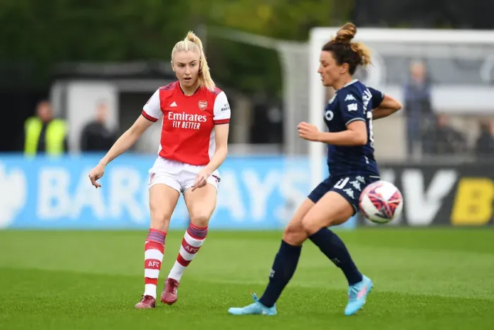 Framed Print : Arsenal's Leah Williamson in Action: Passing the Ball during FA WSL Match