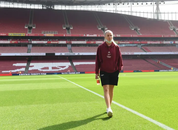 Framed Print : Arsenal's Leah Williamson Gears Up for Arsenal Women vs Chelsea Women in FA WSL Showdown