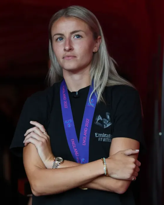 Framed Print : Arsenal's Leah Williamson Ponders Half-Time Strategies Against Fulham in Premier League Clash
