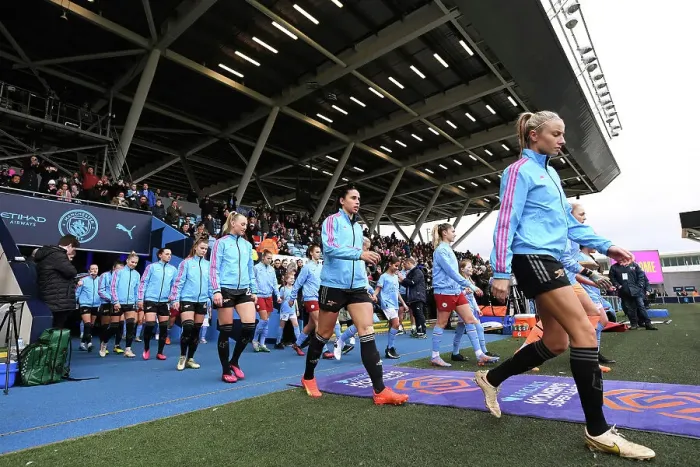 Framed Print : Arsenal's Leah Williamson and Rafaelle Souza Prepare for Manchester City Showdown - Women's Super League Clash