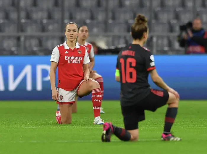 Framed Print : Arsenal's Lia Walti Kneels in Quarter-Final Showdown: FC Bayern Munchen vs Arsenal, UEFA Women's Champions League