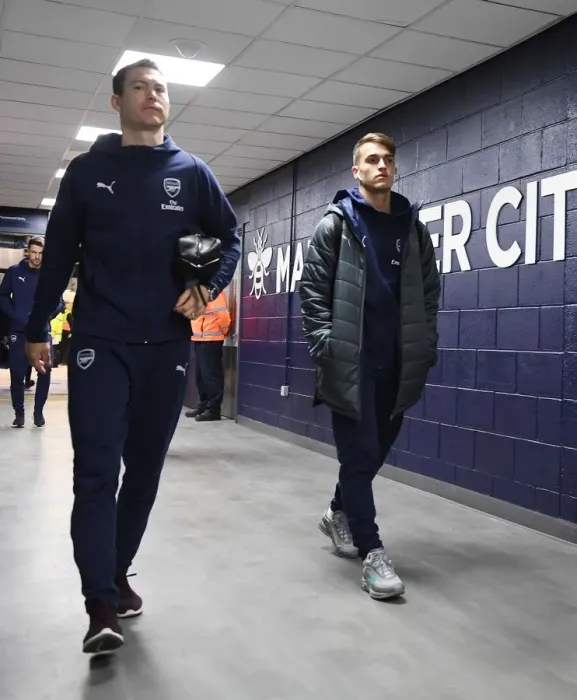 Framed Print : Arsenal's Lichtsteiner and Suarez Arrive at Etihad Stadium for Manchester City vs Arsenal (2018-19) Framed Print : Arsenal's Lichtsteiner and Suarez Arrive at Etihad Stadium for Manchester City vs Arsenal (2018-19)