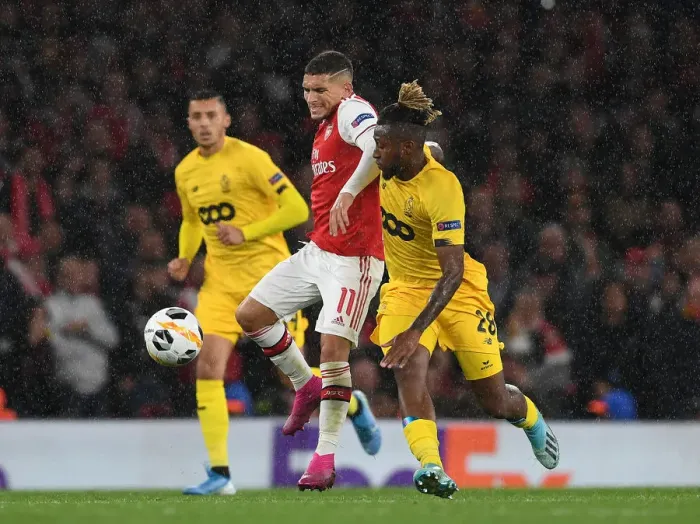 Framed Print : Arsenal's Lucas Torreira Overpowers Standard Liege's Samuel Bastien in Europa League Clash Framed Print : Arsenal's Lucas Torreira Overpowers Standard Liege's Samuel Bastien in Europa League Clash
