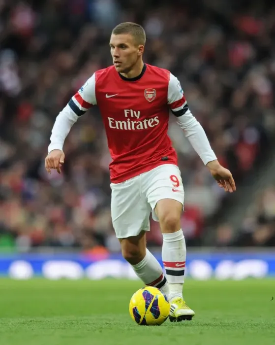 Framed Print : Arsenal's Lukas Podolski in Action against Queens Park Rangers (2012-13) Framed Print : Arsenal's Lukas Podolski in Action against Queens Park Rangers (2012-13)