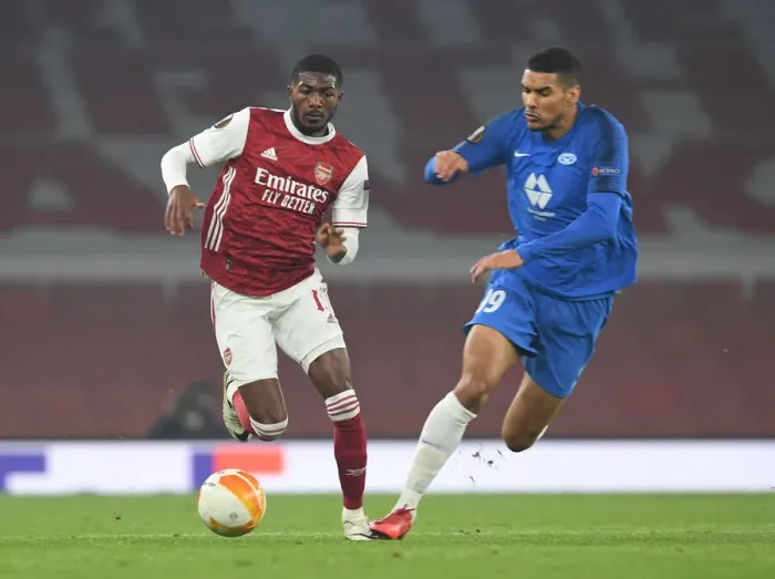 Framed Print : Arsenal's Maitland-Niles Outmaneuvers Molde's Omoijuanfo in Europa League Clash
