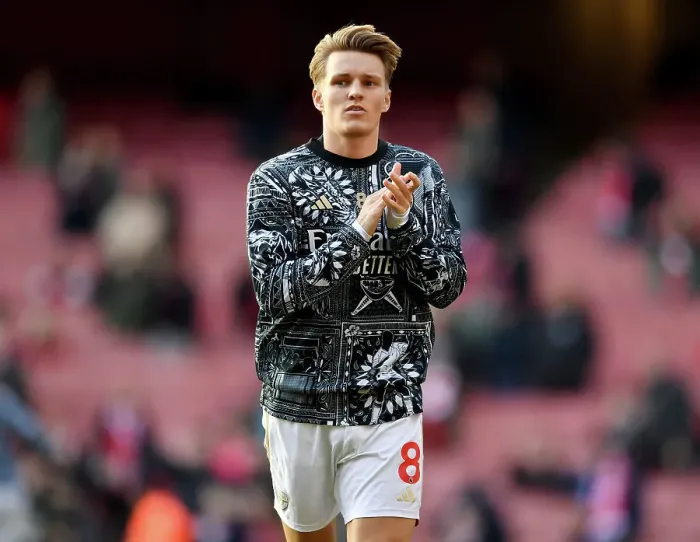 Framed Print : Arsenal's Martin Odegaard Acknowledges Fans in Warm-ups Before Arsenal v Brighton & Hove Albion, 2023-24 Framed Print : Arsenal's Martin Odegaard Acknowledges Fans in Warm-ups Before Arsenal v Brighton & Hove Albion, 2023-24