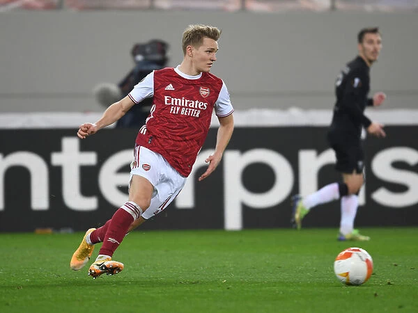 Arsenal's Martin Odegaard in Action against SL Benfica in UEFA Europa League Round of 32, Piraeus, Greece (February 2021)