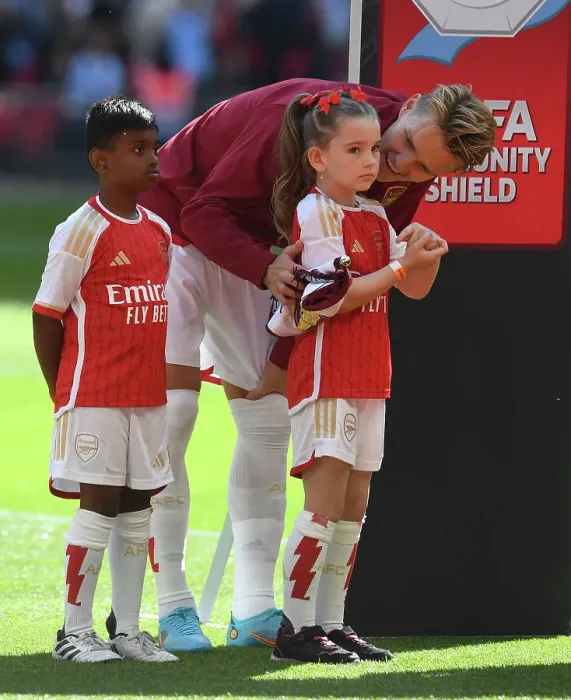 Framed Print : Arsenal's Martin Odegaard Chats with Mascots before Arsenal vs Manchester City - FA Community Shield 2023-24 Framed Print : Arsenal's Martin Odegaard Chats with Mascots before Arsenal vs Manchester City - FA Community Shield 2023-24