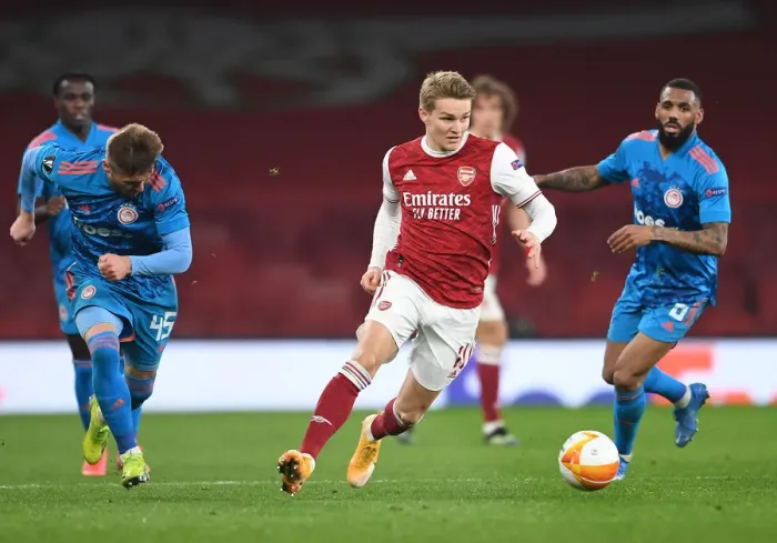 Framed Print : Arsenal's Martin Odegaard in Europa League Action vs Olympiacos (Behind Closed Doors) Framed Print : Arsenal's Martin Odegaard in Europa League Action vs Olympiacos (Behind Closed Doors)