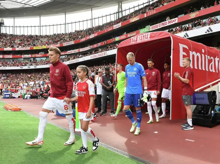 Framed Print : Arsenal's Martin Odegaard Gears Up Before Arsenal v Fulham (2023-24) Framed Print : Arsenal's Martin Odegaard Gears Up Before Arsenal v Fulham (2023-24)