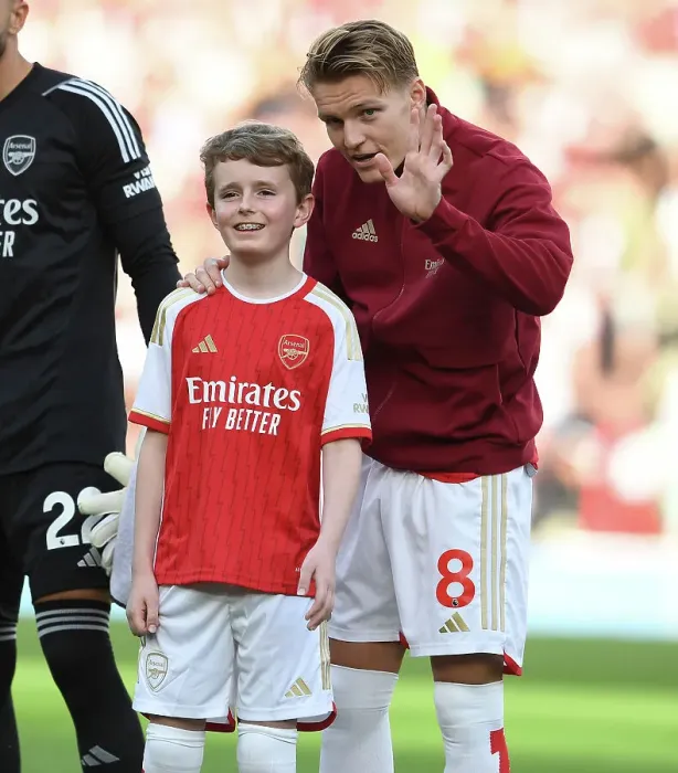 Framed Print : Arsenal's Martin Odegaard and the Gunners Mascot Ahead of Arsenal v Manchester City (2023-24) Framed Print : Arsenal's Martin Odegaard and the Gunners Mascot Ahead of Arsenal v Manchester City (2023-24)