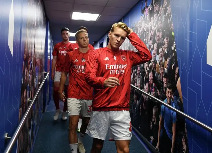 Framed Print : Arsenal's Martin Odegaard Leads Team Warm-Up Ahead of Everton Clash (2023-24 Premier League) Framed Print : Arsenal's Martin Odegaard Leads Team Warm-Up Ahead of Everton Clash (2023-24 Premier League)