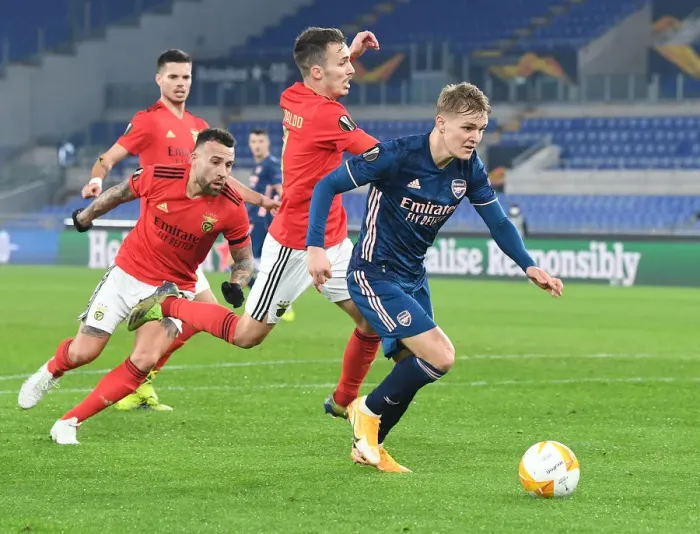 Framed Print : Arsenal's Martin Odegaard Outmaneuvers Benfica's Otamendi in Europa League Clash
