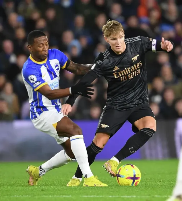 Framed Print : Arsenal's Martin Odegaard Outmaneuvers Brighton's Pervis Estupinan in Premier League Clash