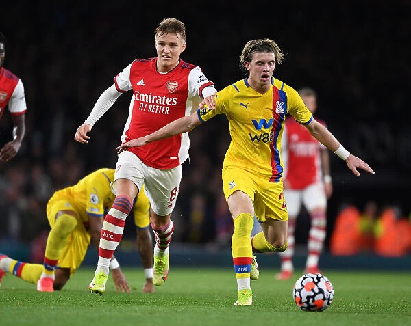 Arsenal's Martin Odegaard Outmaneuvers Crystal Palace's Connor Gallagher in Premier League Clash