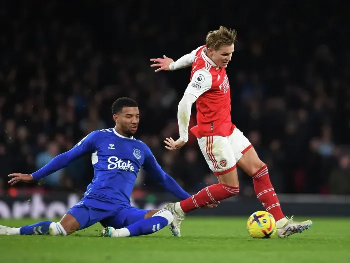 Framed Print : Arsenal's Martin Odegaard Outsmarts Everton's Ben Godfrey: A Premier League Battle at Emirates Stadium Framed Print : Arsenal's Martin Odegaard Outsmarts Everton's Ben Godfrey: A Premier League Battle at Emirates Stadium