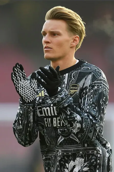 Framed Print : Arsenal's Martin Odegaard Pre-Match Applause: Arsenal FC vs. Wolverhampton Wanderers, Premier League 2023-24 Framed Print : Arsenal's Martin Odegaard Pre-Match Applause: Arsenal FC vs. Wolverhampton Wanderers, Premier League 2023-24