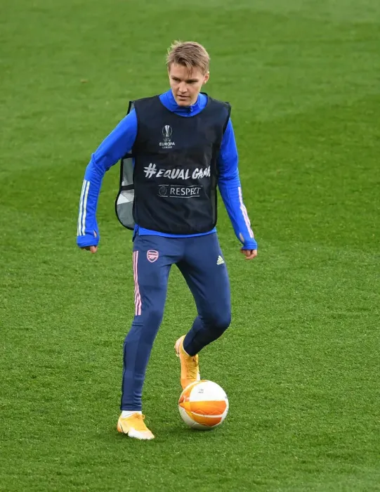 Framed Print : Arsenal's Martin Odegaard Prepares for Europa League Showdown Against Olympiacos (Behind Closed Doors)