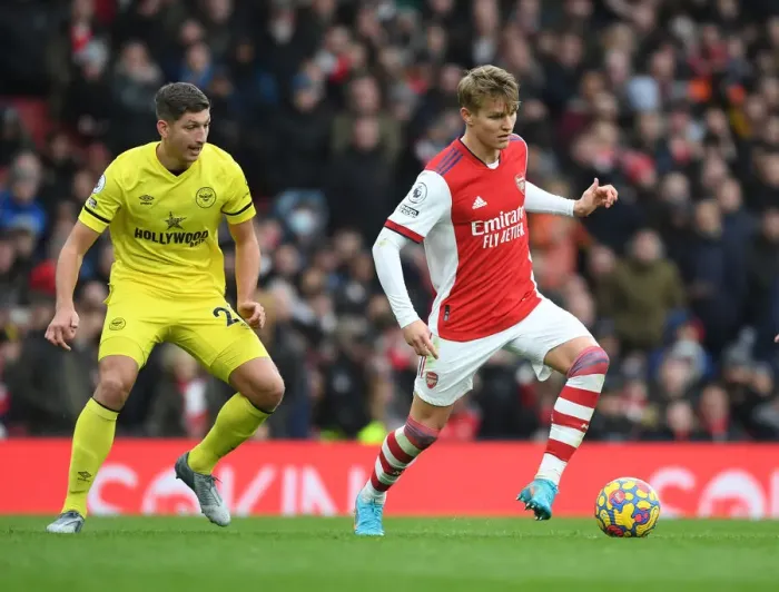 Framed Print : Arsenal's Martin Odegaard Shines in Arsenal vs. Brentford Premier League Clash