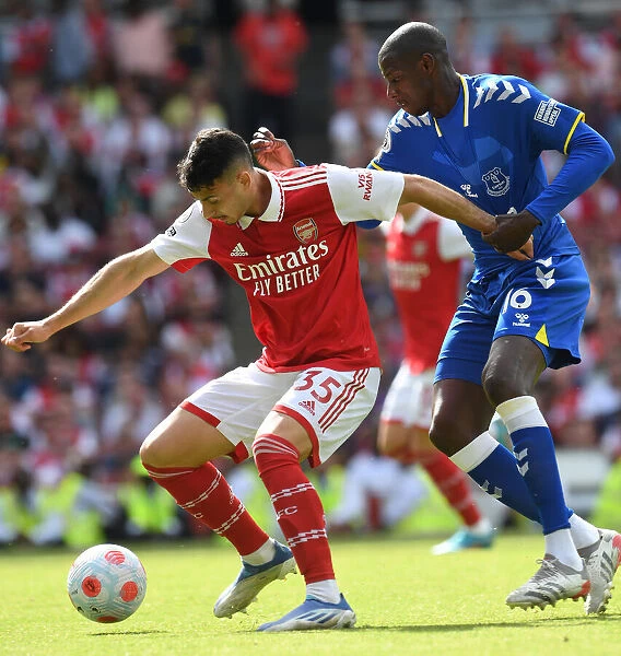 Arsenal's Martinelli Clashes with Everton's Doucoure in Intense Premier League Showdown