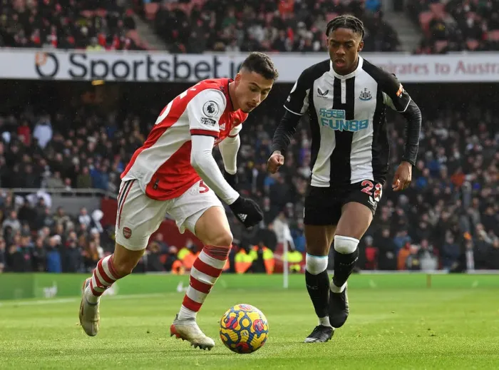 Framed Print : Arsenal's Martinelli Clashes with Newcastle's Willock in Premier League Showdown