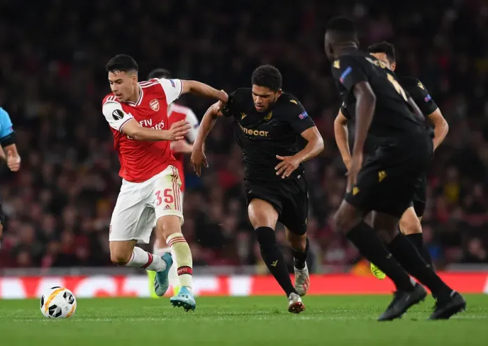 Framed Print : Arsenal's Martinelli Clashes with Vitoria's Poha in Europa League Showdown