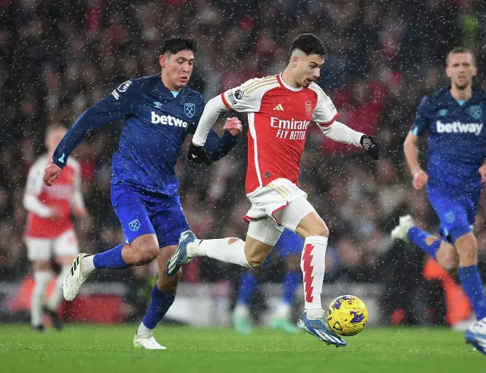 Framed Print : Arsenal's Martinelli Clashes with West Ham's Alvarez in Premier League Showdown (2023-24) Framed Print : Arsenal's Martinelli Clashes with West Ham's Alvarez in Premier League Showdown (2023-24)