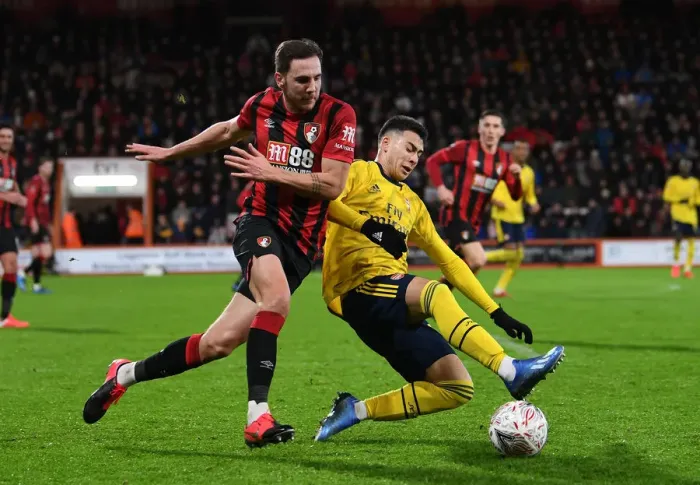 Framed Print : Arsenal's Martinelli Closes In on Bournemouth's Gosling in FA Cup Clash