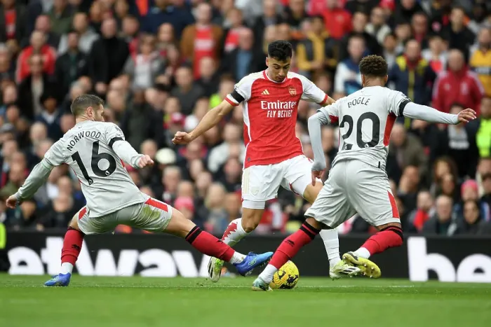 Framed Print : Arsenal's Martinelli Faces Off Against Sheffield United Defenders Framed Print : Arsenal's Martinelli Faces Off Against Sheffield United Defenders