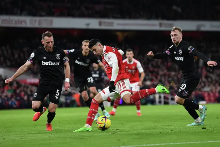 Framed Print : Arsenal's Martinelli Faces Off Against West Ham Duo in Intense Premier League Clash