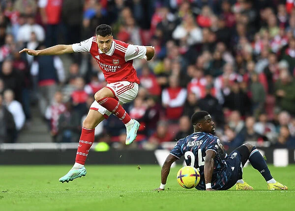 Arsenal's Martinelli Leaps Past Forest's Aurier in Premier League Clash