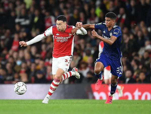 Arsenal's Martinelli Outmaneuvers Leeds Drameh in Carabao Cup Clash