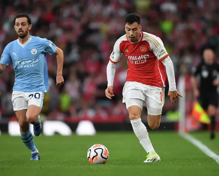 Framed Print : Arsenal's Martinelli Outmaneuvers Manchester City's Bernardo Silva in Premier League Showdown (2023-24)