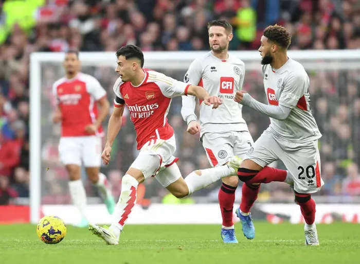 Framed Print : Arsenal's Martinelli Outmaneuvers Sheffield United's Bogle in 2023-24 Premier League Clash Framed Print : Arsenal's Martinelli Outmaneuvers Sheffield United's Bogle in 2023-24 Premier League Clash
