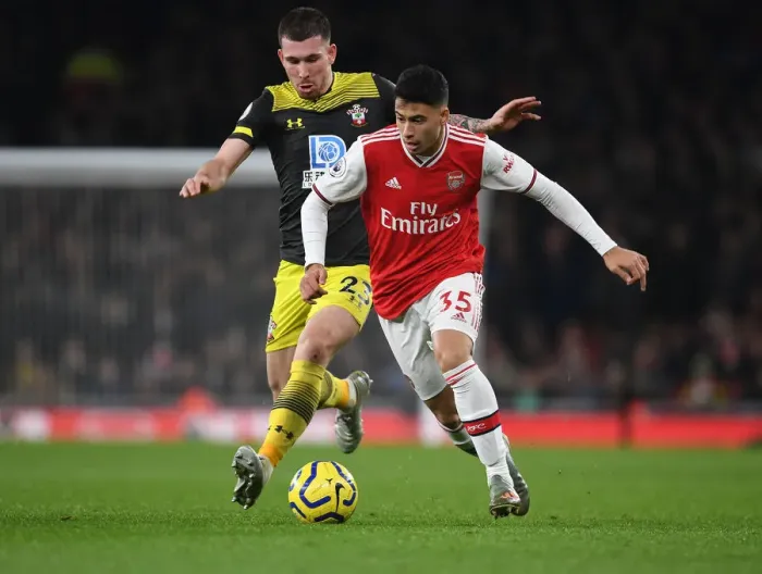 Framed Print : Arsenal's Martinelli Outmaneuvers Southampton's Hojbjerg in Premier League Clash