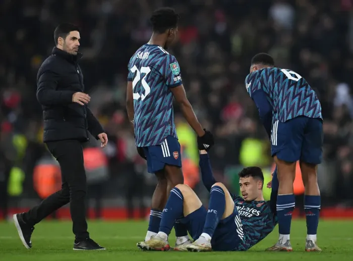 Framed Print : Arsenal's Martinelli Receives Attention from Mikel Arteta after Injury in Carabao Cup Semi-Final vs. Liverpool