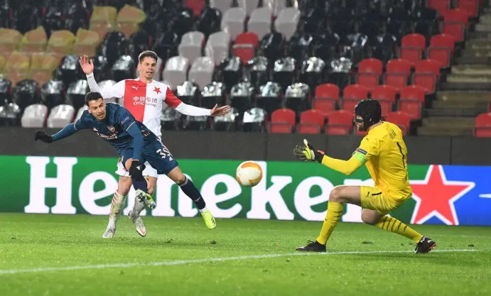Framed Print : Arsenal's Martinelli Shoots Wide in Empty Eden Arena: Slavia Prague vs Arsenal, UEFA Europa League Quarterfinal