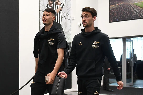Arsenal's Martinelli and Vieira Arrive at St. James Park Ahead of Newcastle Clash (2022-23)