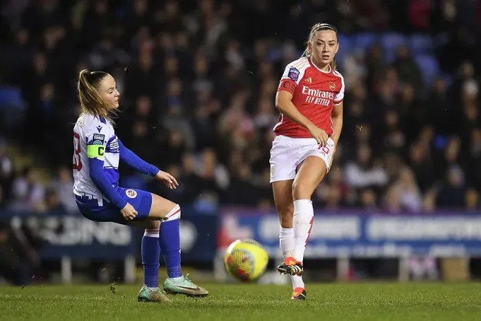 Framed Print : Arsenal's McCabe Goes Head-to-Head with Reading's Woodham in Conti Cup Showdown Framed Print : Arsenal's McCabe Goes Head-to-Head with Reading's Woodham in Conti Cup Showdown