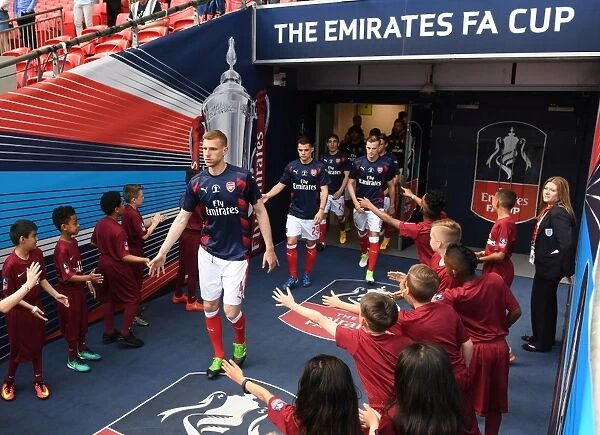 Arsenal's Per Mertesacker Leads Team Out at FA Cup Final vs Chelsea