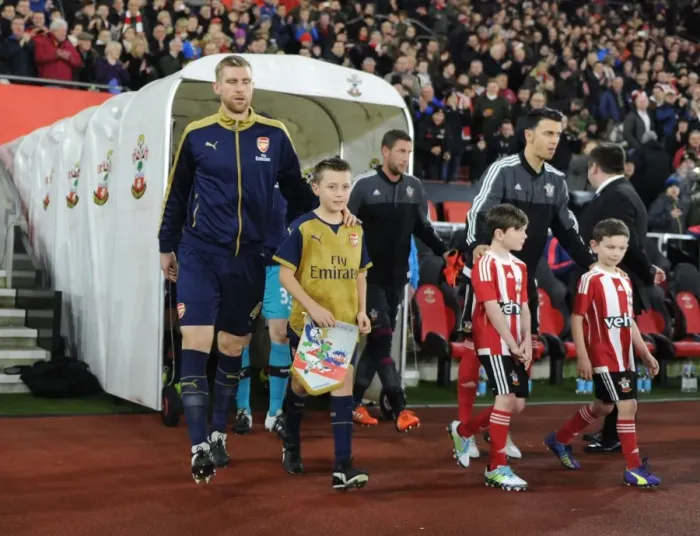 Framed Print : Arsenal's Per Mertesacker Leads Team Out Against Southampton (2015-16)