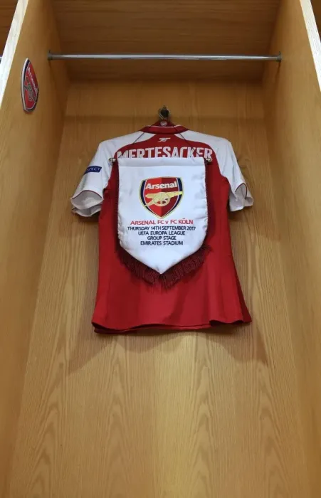 Framed Print : Arsenal's Per Mertesacker: Shirt and Pennant in the Changing Room before Arsenal v FC Köln (2017-18) Framed Print : Arsenal's Per Mertesacker: Shirt and Pennant in the Changing Room before Arsenal v FC Köln (2017-18)