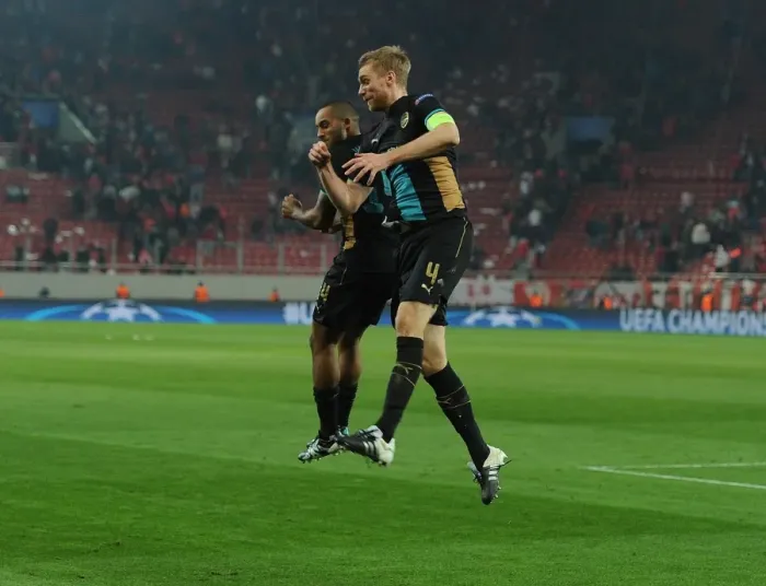 Framed Print : Arsenal's Per Mertesacker and Theo Walcott Celebrate Champions League Victory over Olympiacos