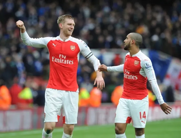 Framed Print : Arsenal's Per Mertesacker and Theo Walcott: Victory Celebration vs Leicester City, 2016