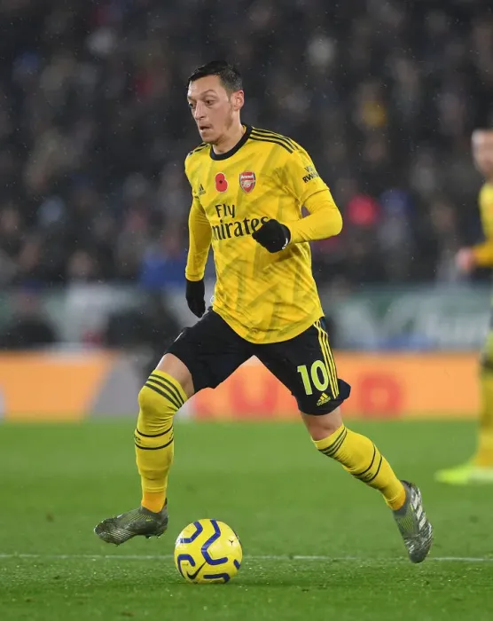 Framed Print : Arsenal's Mesut Ozil in Action: Premier League Clash - Arsenal vs. Leicester City (2019-20) Framed Print : Arsenal's Mesut Ozil in Action: Premier League Clash - Arsenal vs. Leicester City (2019-20)