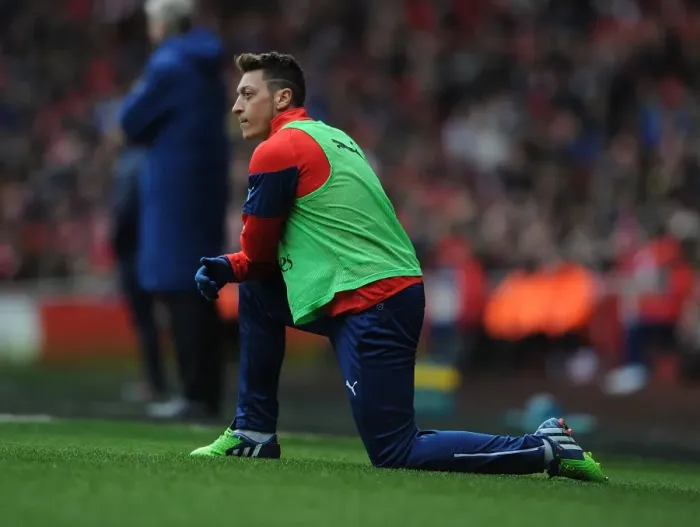 Framed Print : Arsenal's Mesut Ozil in Action against Stoke City (Premier League 2014-15) Framed Print : Arsenal's Mesut Ozil in Action against Stoke City (Premier League 2014-15)
