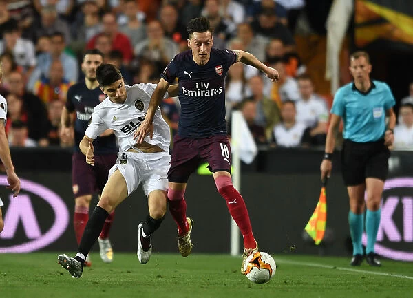 Arsenal's Mesut Ozil Clashes with Valencia's Carlos Soler in UEFA Europa League Semi-Final