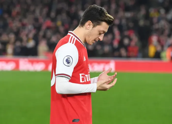 Framed Print : Arsenal's Mesut Ozil in Prayer Before Arsenal v Manchester United (2019-20) Framed Print : Arsenal's Mesut Ozil in Prayer Before Arsenal v Manchester United (2019-20)